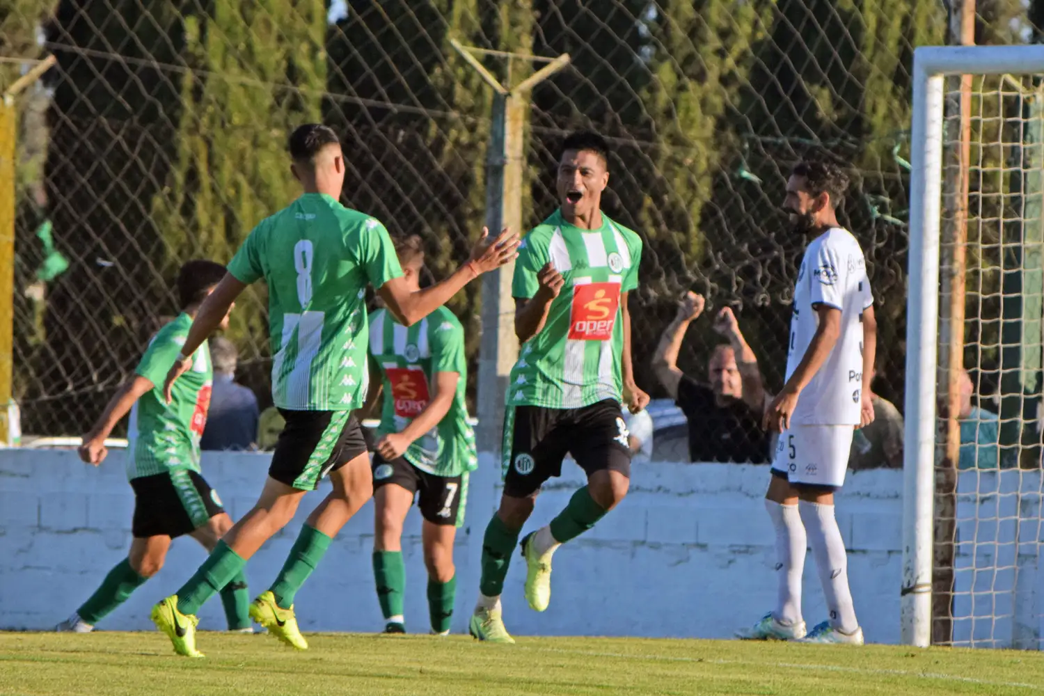 Kimberley ganó el primero con esfuerzo
