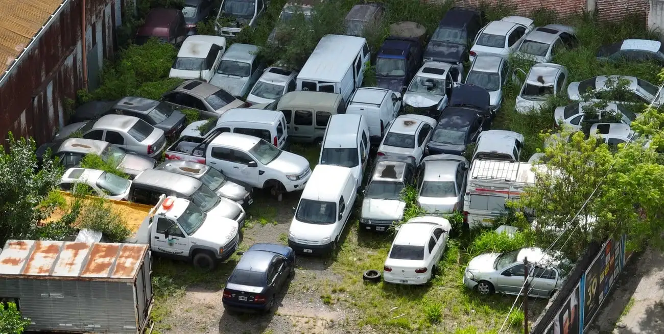 Camiones, utilitarias, camionetas y autos. Todo tipo de rodado a la espera de recobrar su vida útil. Foto: Fernando Nicola
