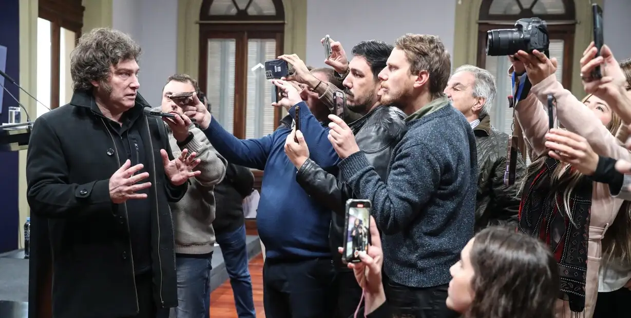 La única vez que el presidente Javier Milei se acercó a la sala de conferencias de la Casa Rosada.