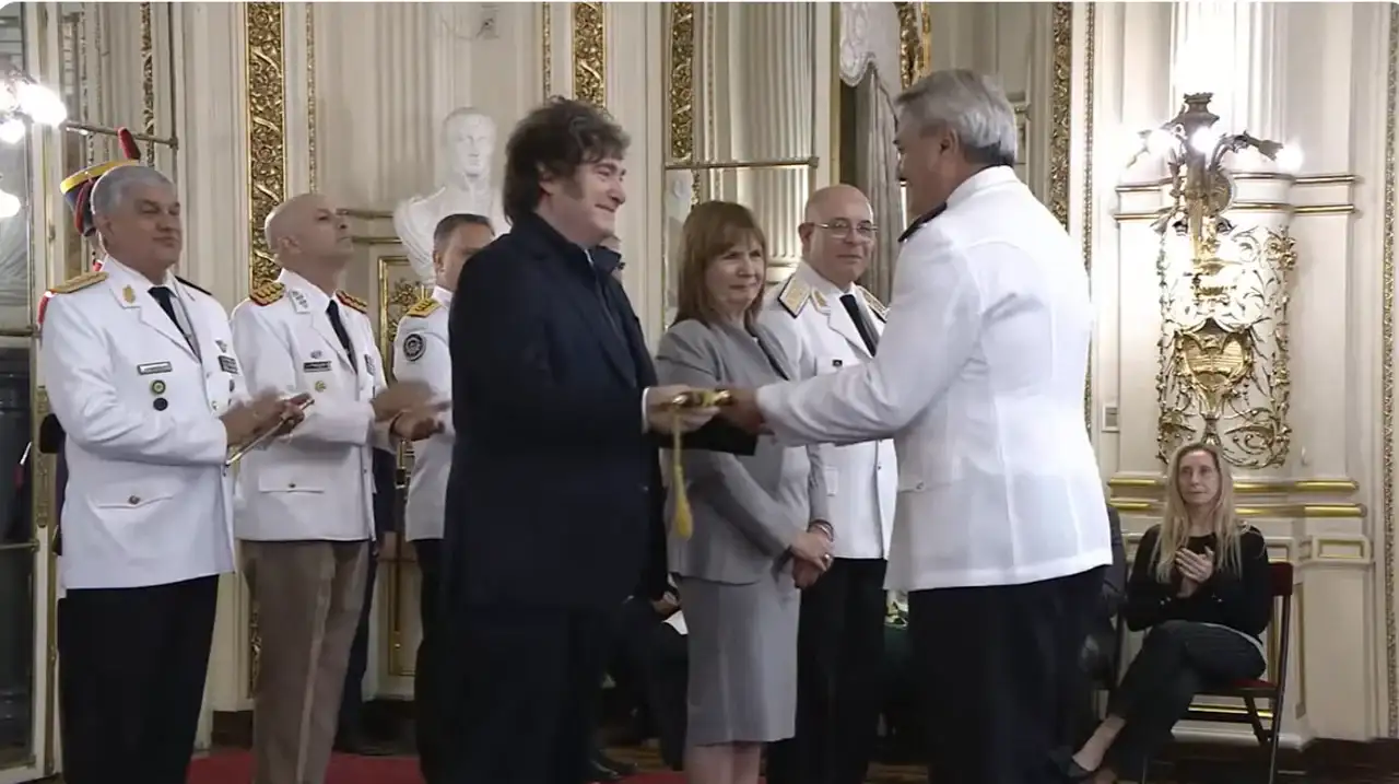 El presidente Javier Milei en el acto de entrega de sables blancos.