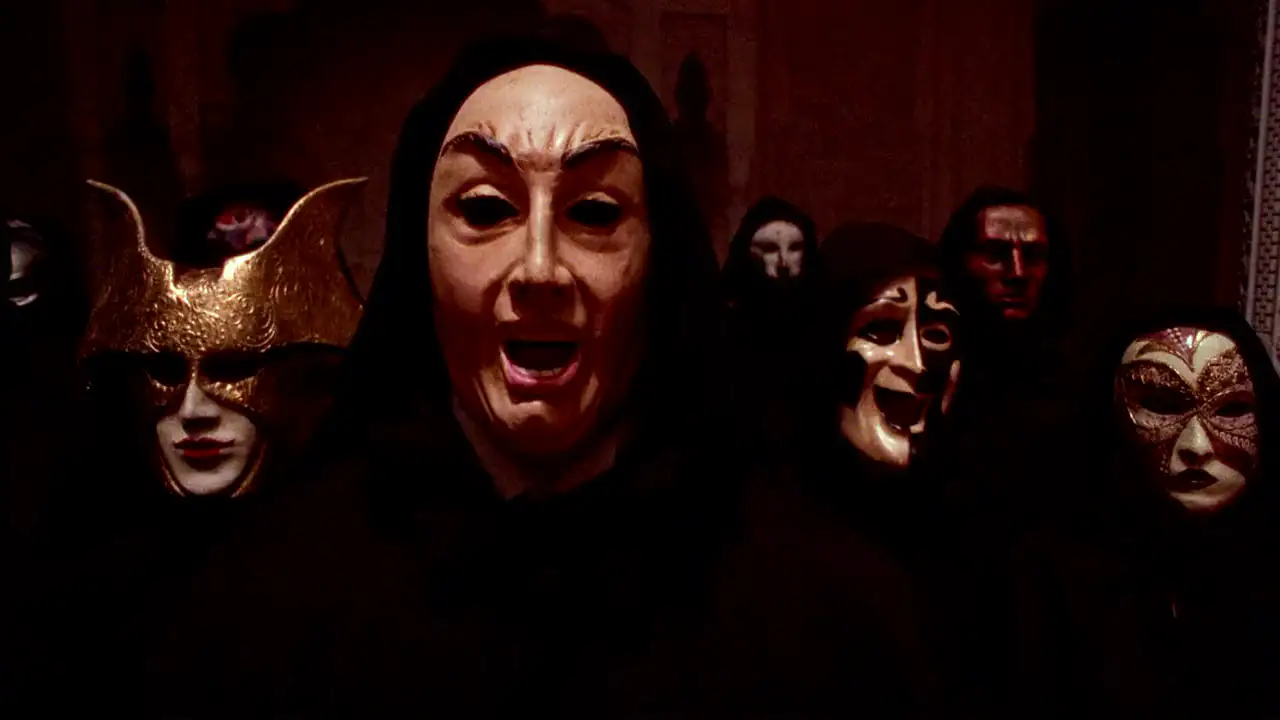 Entre las cintas mencionadas está “Eyes Wide Shut”, dirigida por Stanley Kubrick, que ha sido interpretada por algunos como una representación simbólica de rituales y redes de poder ocultas, aunque estas lecturas no tienen respaldo oficial.