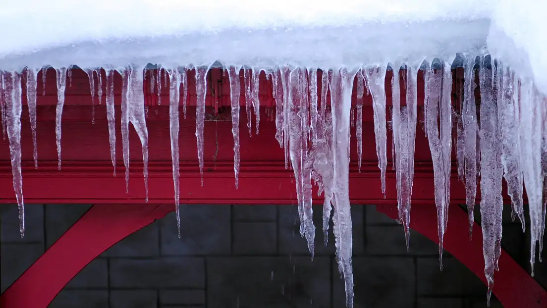 Video: se salva por segundos de ser golpeada por un enorme bloque de hielo