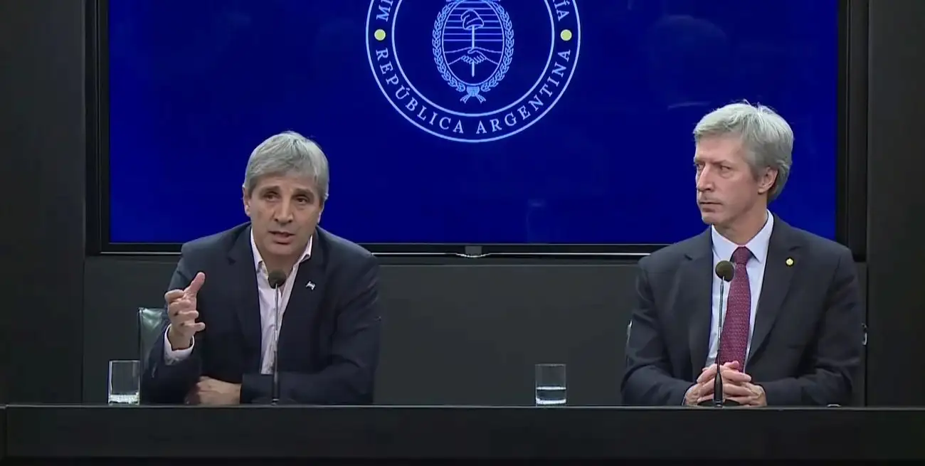 El ministro de Economía, Luis Caputo, y el titular del Banco Central, Santiago Bausili, brindaron una conferencia de prensa en el microcine del Palacio de Hacienda.