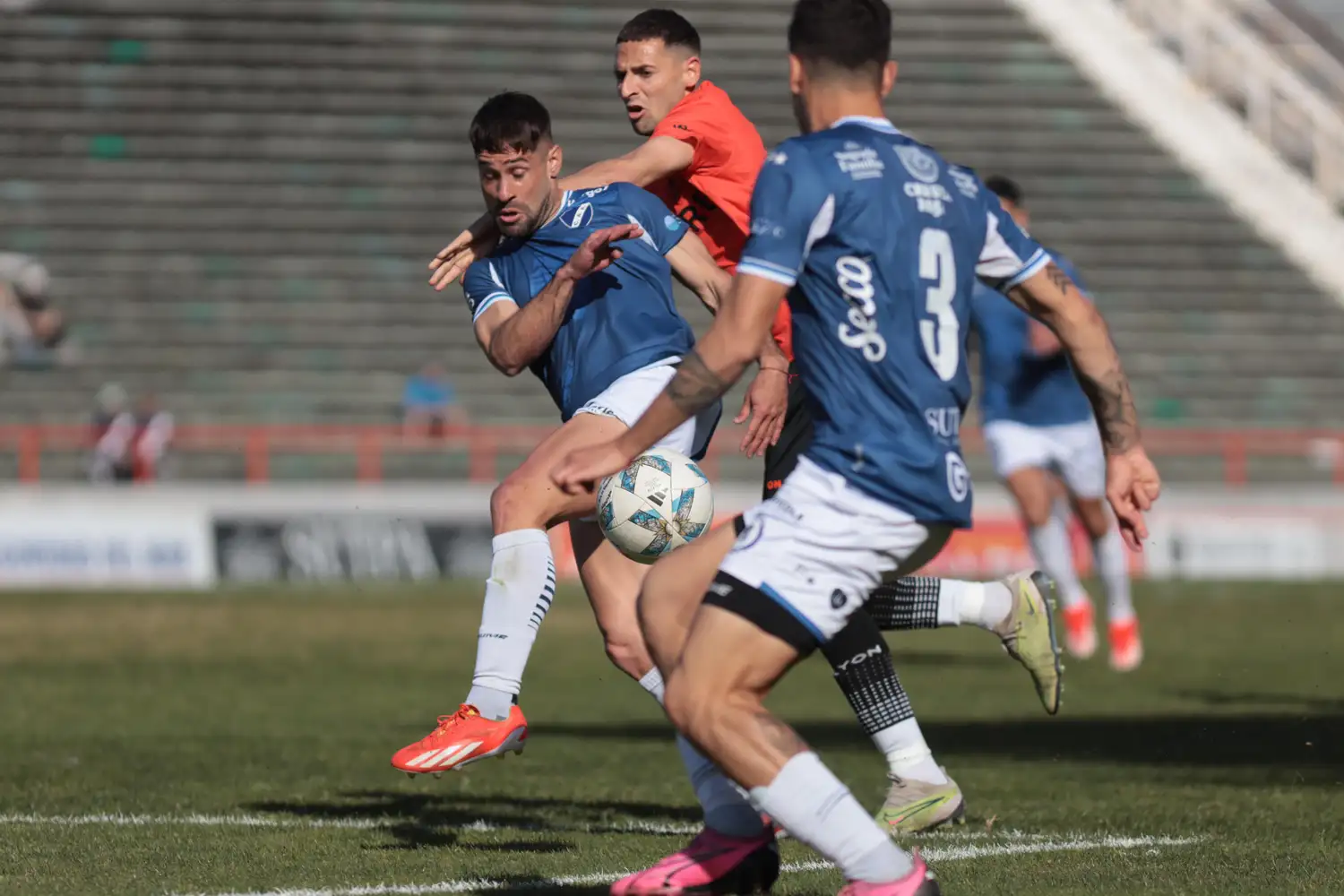 Becker forcejeando por el balón