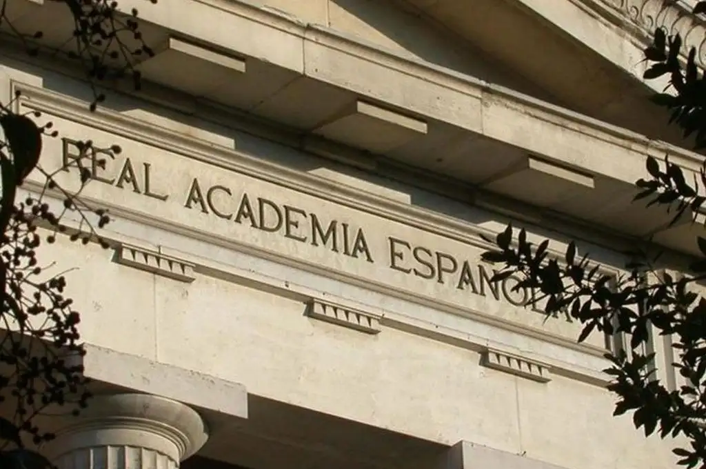 La RAE actualiza su diccionario: poliamor, transgénero, bitcoin, entre las 3800 modificaciones