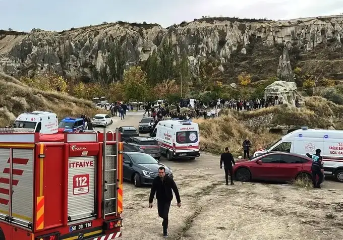 El desprendimiento ocurrió cerca del Museo al Aire Libre de Göreme y movilizó a los equipos de rescate.