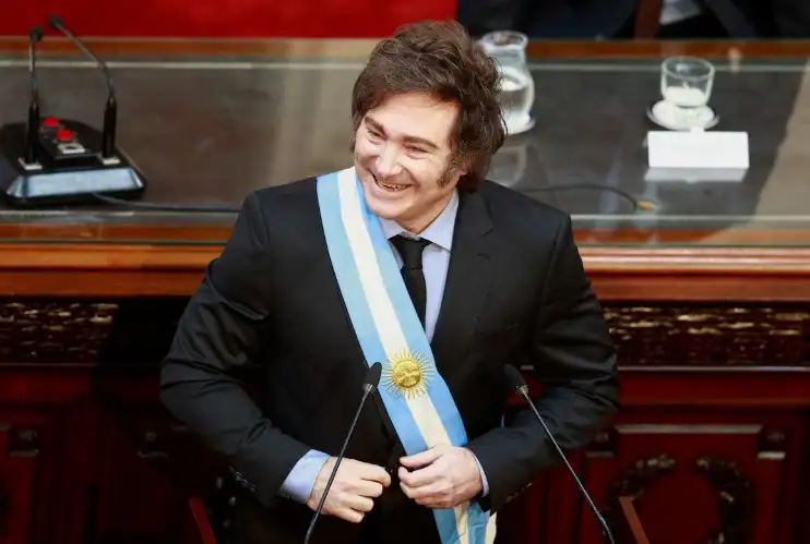 Javier Milei mantiene altos niveles de apoyo en la ciudadanía, según la encuesta.