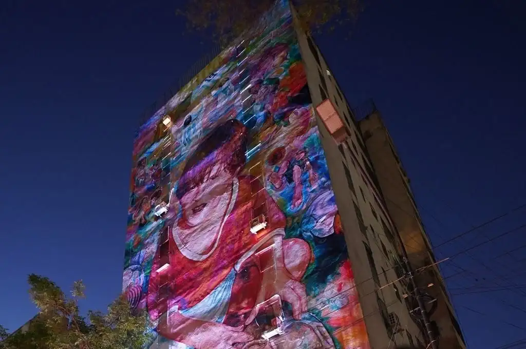 Esta obra de gran formato, realizada en conjunto con la compañía Alba y los muralistas Lisandro “Lichi” Urteaga, Marlene Zuriaga y Gabriel Griffa, busca rescatar la esencia de Messi en su infancia. Foto: Gentileza.