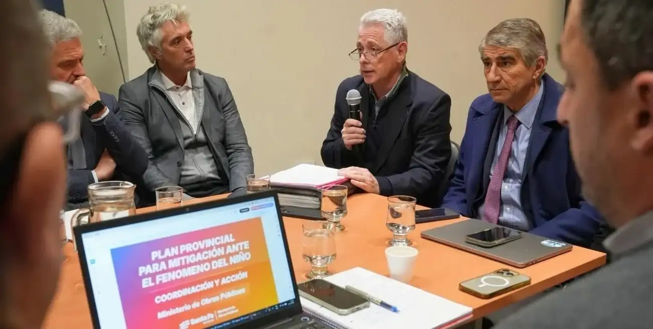 El gobierno viene informando a entidades sobre las prevenciones climáticas para el resto del año. La semana pasada, el ministro de Gobierno, Fabián Bastia, encabezó la reunión del Consejo Económico y Social con ese objetivo. Ahora, el ministro y Pullaro firmaron el proyecto de emergencia.