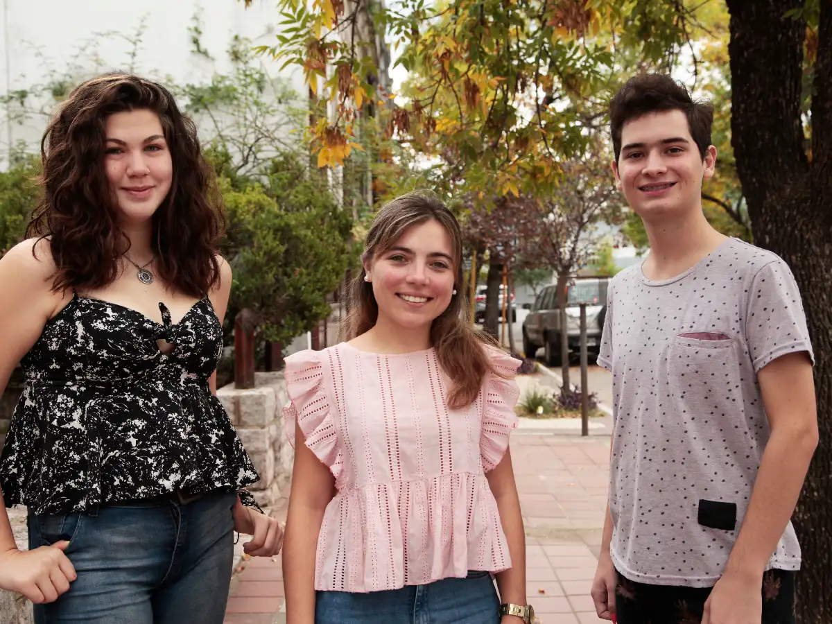 Jóvenes de escuelas  secundarias asumen el rol de parlament arios  