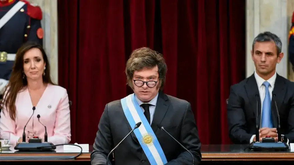 El presidente Javier Milei junto a la secretaria general de la Presidencia, Karina Milei, en el Congreso.