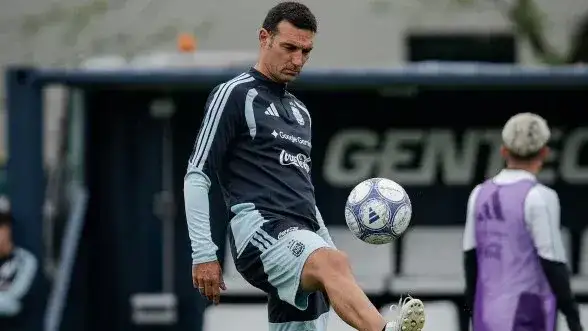 Lionel Scaloni prepara el once para esta noche.