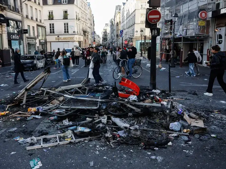 Francia registró violentos disturbios y saqueos durante el fin de semana, con casi 2.400 detenidos y restricciones nocturnas en distintas ciudades.