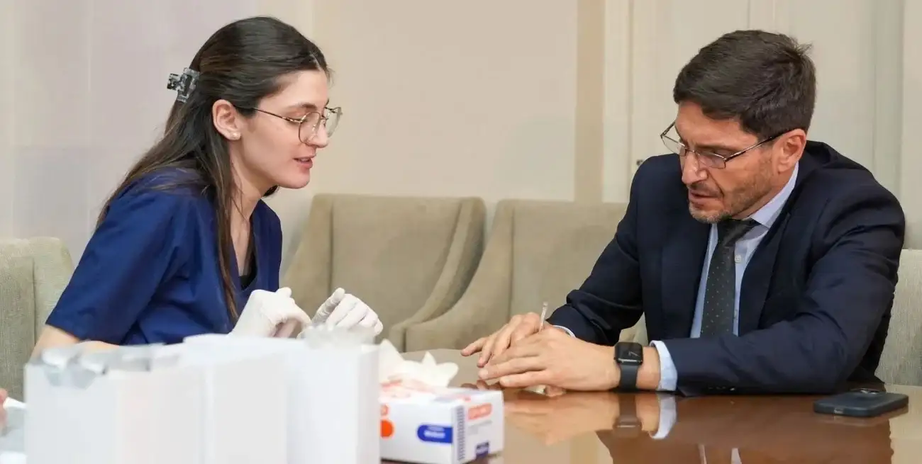 En julio del año pasado, el gobernador Maximiliano Pullaro se realizó un test toxicológico e invitó a realizarse el mismo estudio a las autoridades del ministerio de Justicia y Seguridad, así como de la Policía. La oposición justicialista en el Senado impulsa una ley que avance del ejemplo a la obligatoriedad.