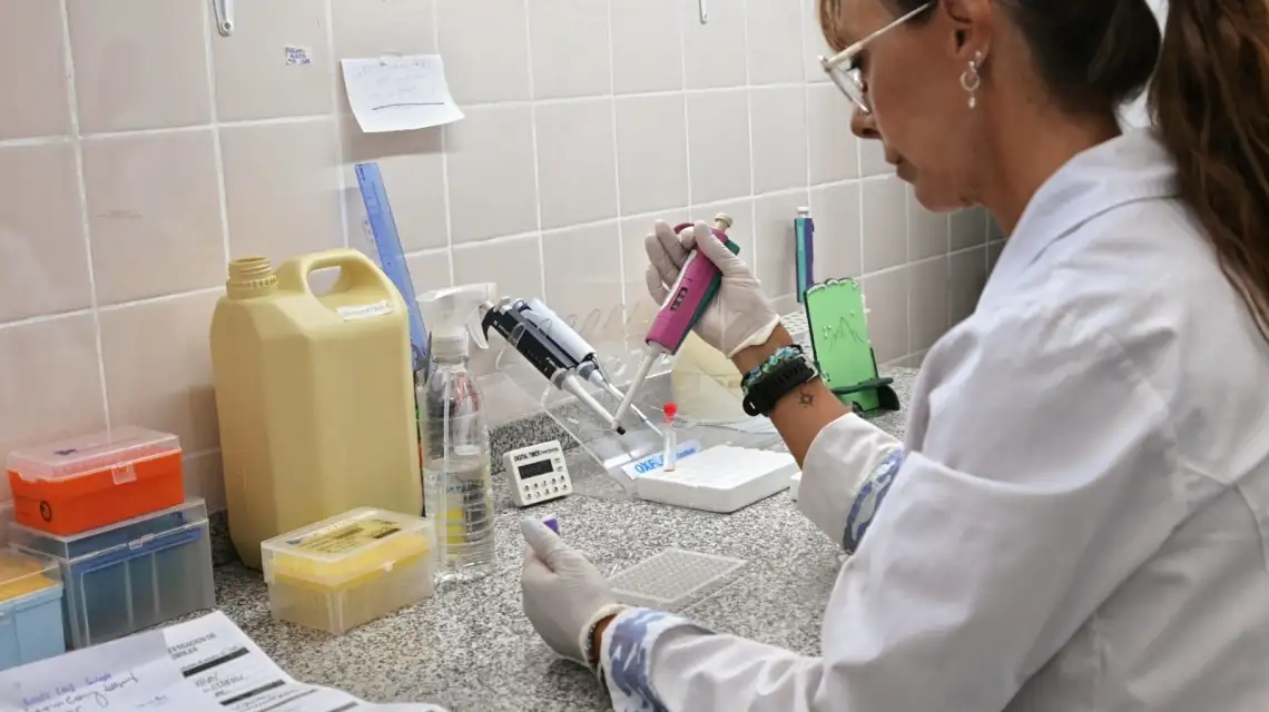 La preparación de la Red de Laboratorios incluyó la capacitación del equipo del Hospital de Venado Tuerto para hacer estudios moleculares del virus que causa la enfermedad.