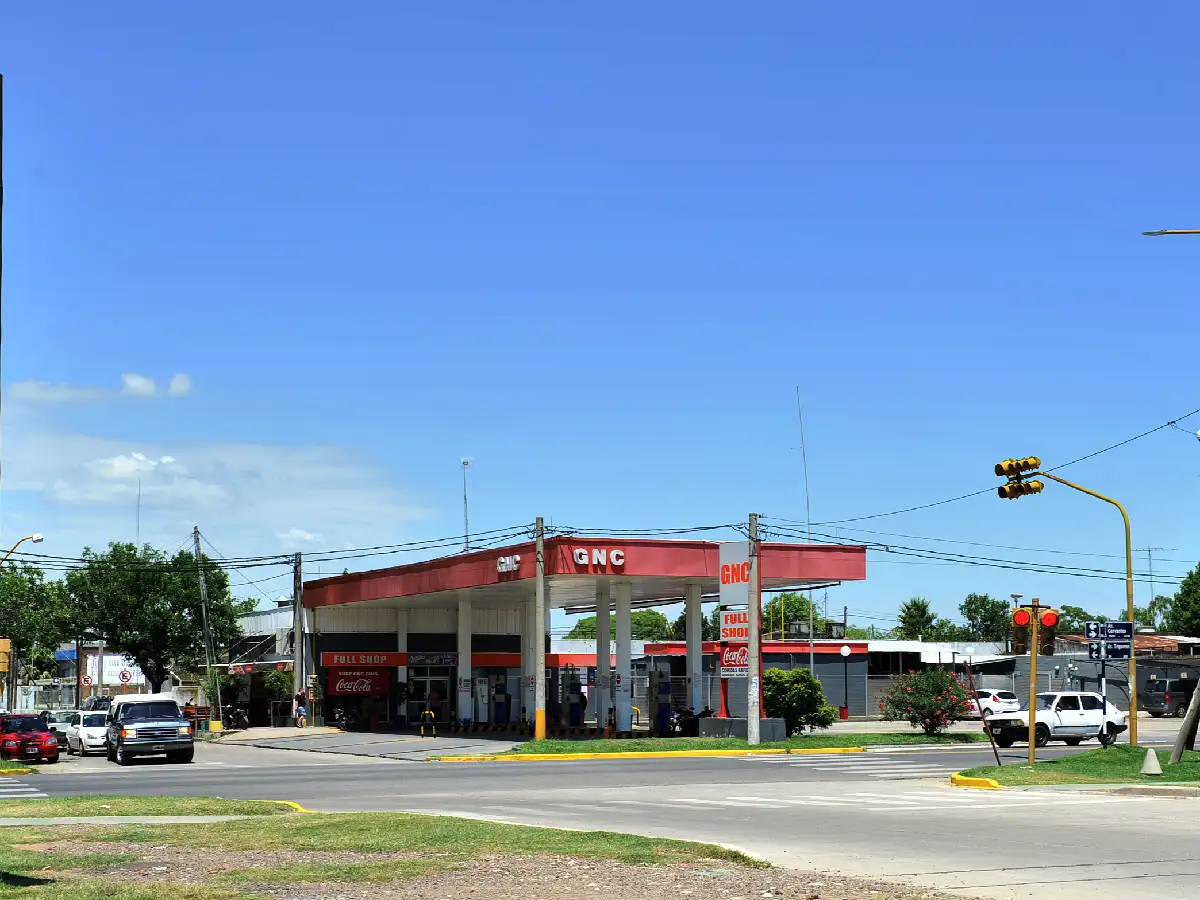 Desvían el tránsito en Av. Cervantes por reparación de caño maestro de agua. 