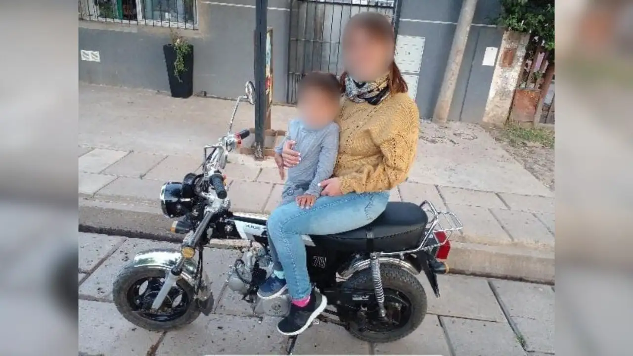 La moto que se llevaron de la zona de Chacabuco y Santa Fe apareció en un camino rural.