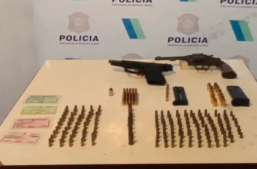 A los gritos en un balcón: detienen a un joven que tenía armas y plantaciones de marihuana