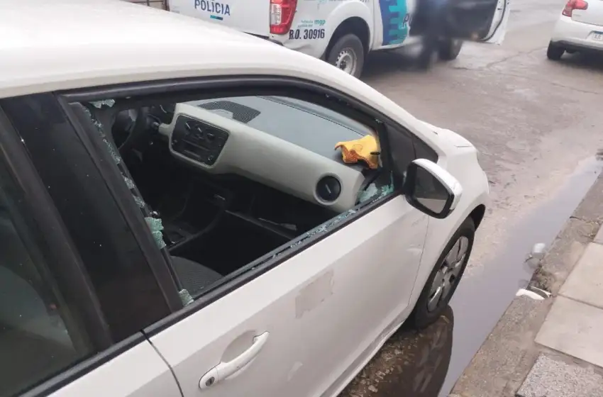 Reventó el vidrio de un auto, huyó y lo capturaron 