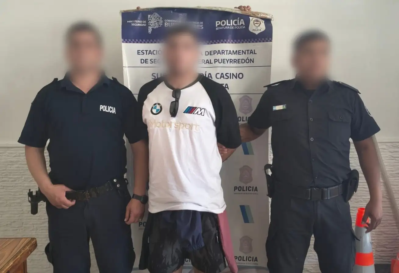El sujeto fue sorprendido ingiriendo alcohol en la vía pública e incitando a transeúntes a la pelea.
