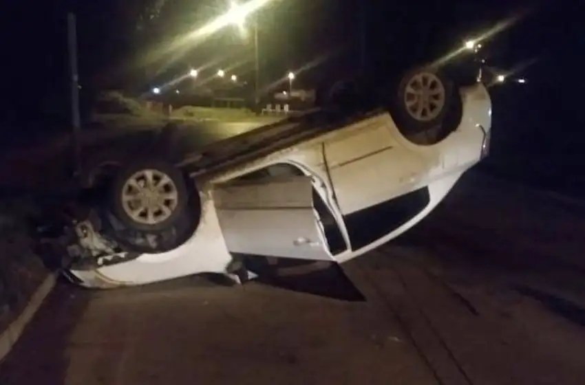 Alcohol al volante: impactó contra un poste de luz y volcó
