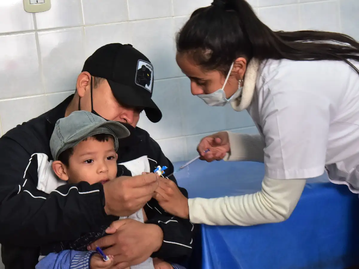Campaña pediátrica: Mateo, el primer niño de la ciudad en recibir su dosis anticovid   