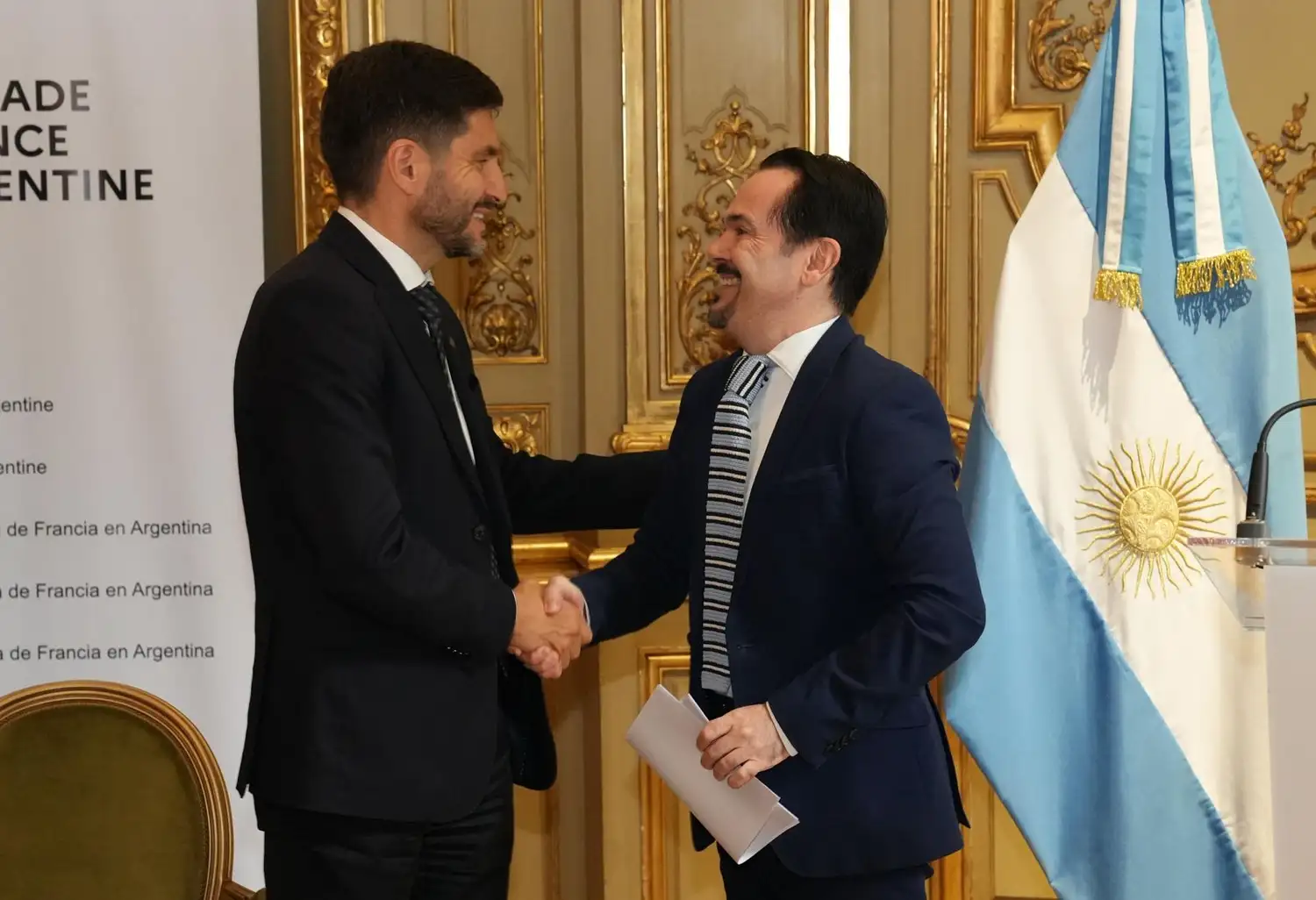 El gobernador Pullaro y el el embajador Romain Nadal participaron de la firma. Foto: GSF