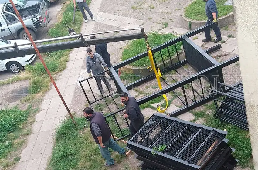 Tras seis meses, reemplazaron la escalera que se desplomó en el Centenario