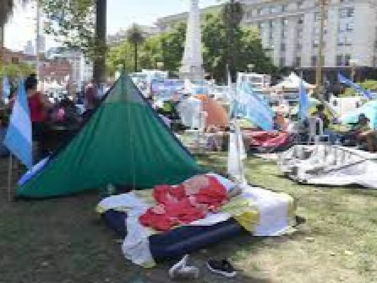 Continúa el acampe de la Túpac Amaru por Milagro Sala frente a Casa Rosada