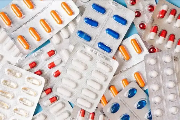 Dieron de baja 25 firmas de medicamentos por irregularidades en sus registros.