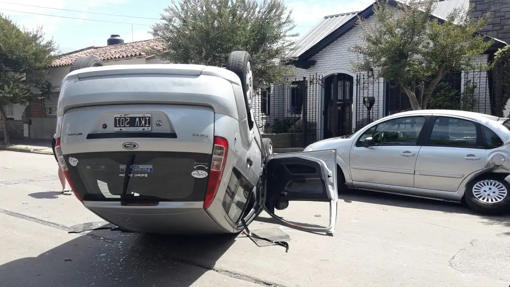 Chocó contra un auto estacionado y volcó en 3 de Febrero y Olazábal