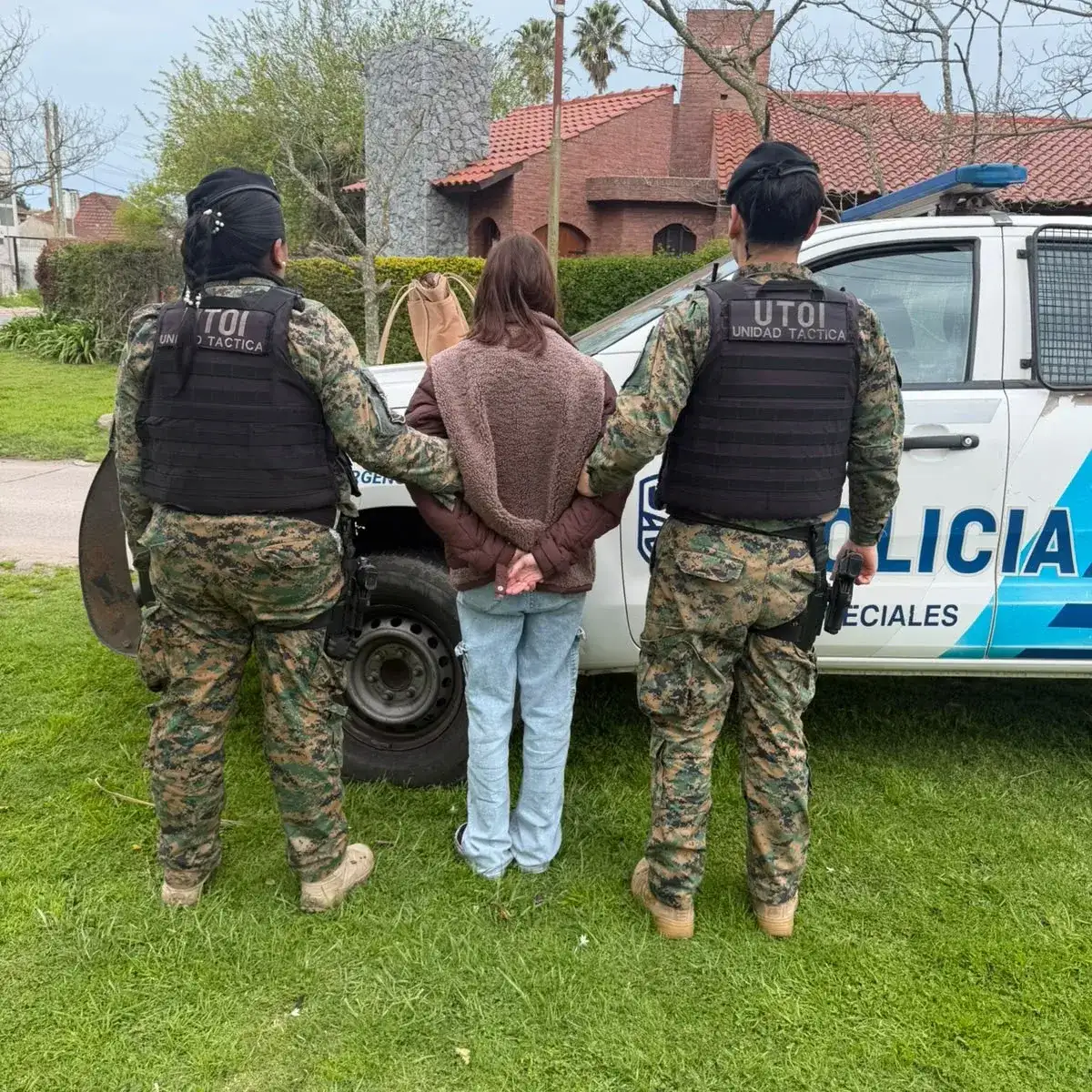 La Policía aprehendió a una mujer de 28 años acusada de intentar sustraer productos de higiene y perfumería de una farmacia ubicada sobre avenida Constitución.