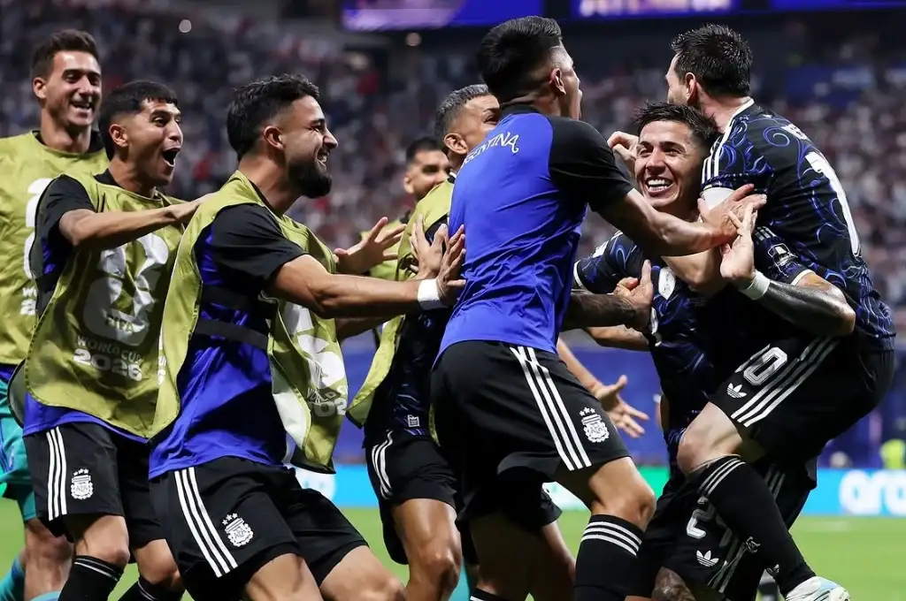 Lionel Messi celebró junto a sus compañeros una remontada que dejó a la Selección a un partido del título.