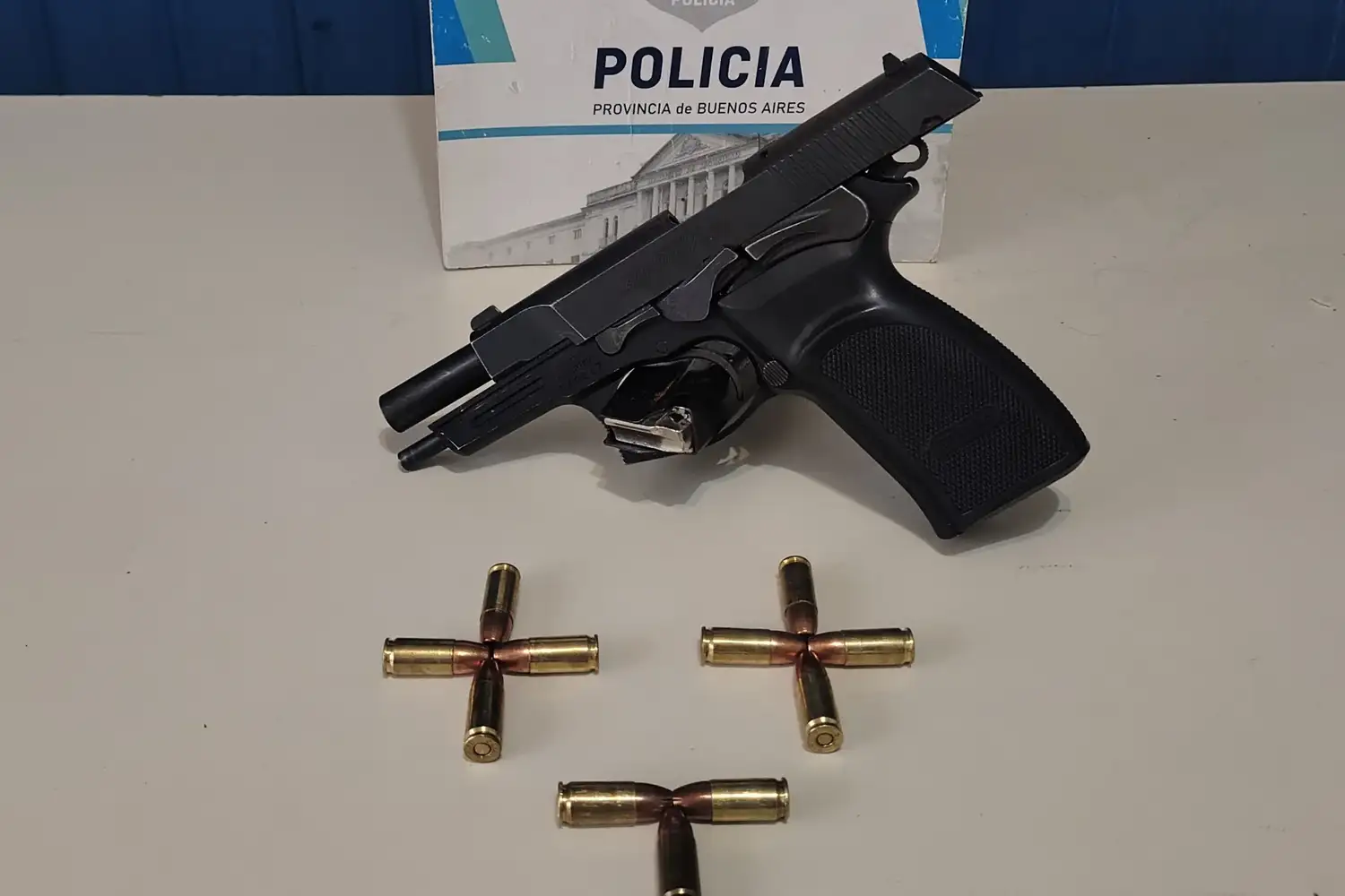 El arma fue encontrado durante el allanamiento de una vivienda de Balcarce 8300.