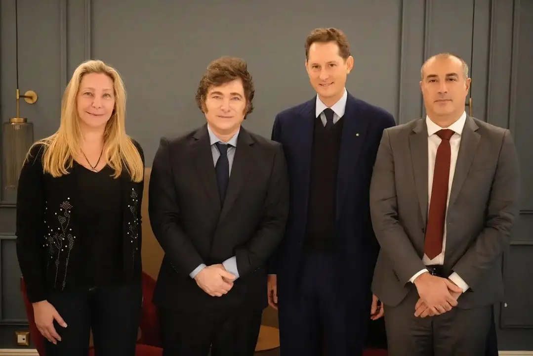 No trascendieron detalles del encuentro, pero fue inmortalizado con una foto en la que se lo ve junto al empresario John Elkann.