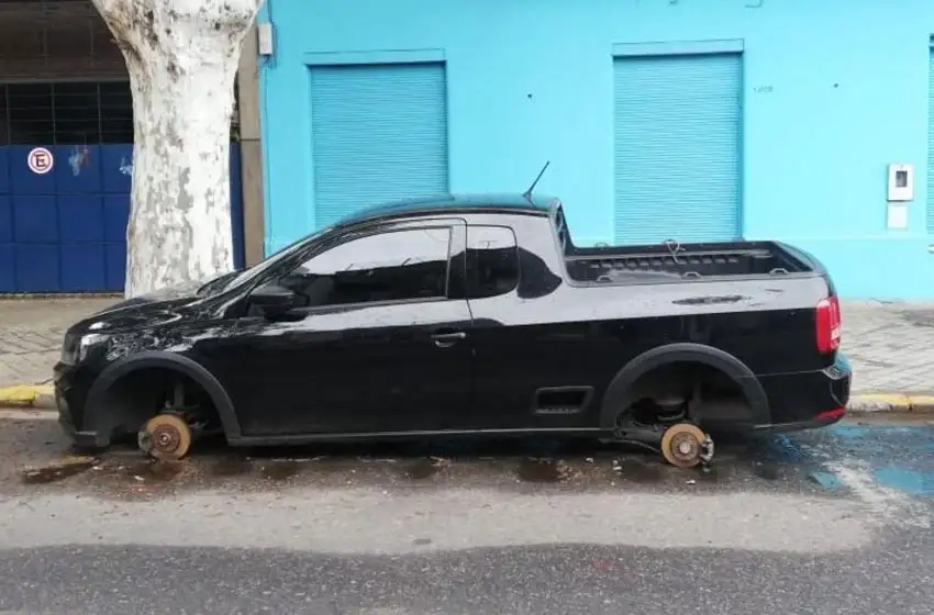 Dejó el auto estacionado en la puerta y le robaron las cuatro cubiertas