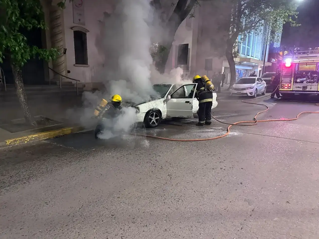 Incendio de vehículo frente al Instituto Santa Rosa. Foto: BVVT