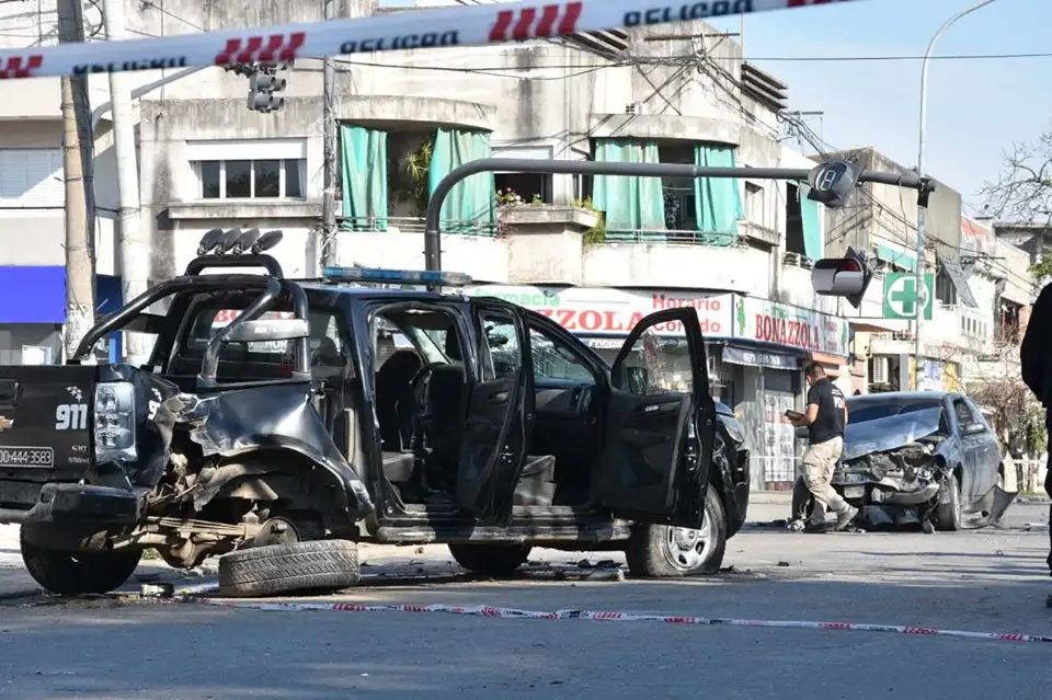Volcó una camioneta policial tras chocar en Avenida Freyre y Mendoza