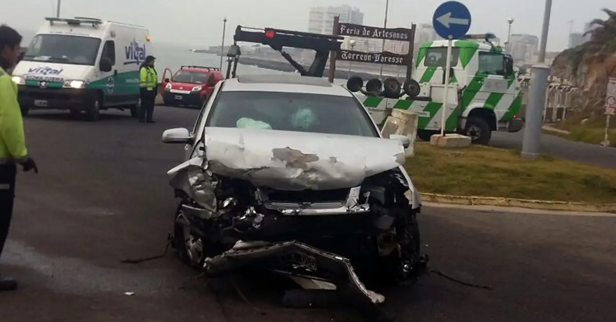 Conducía ebrio por el Paseo Galíndez y chocó contra un cantero