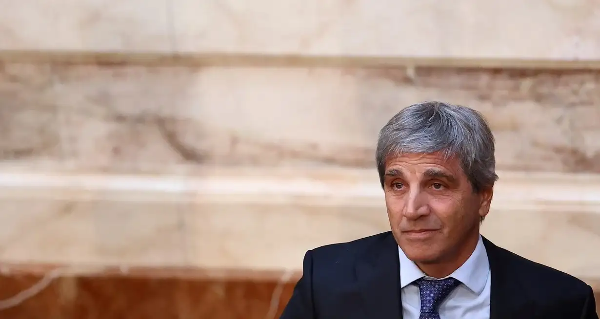 Luis Caputo puso en línea el impuesto al cheque, las retenciones y el mayor recurso de las provincias considerados los más distorsivos del escenario económico nacional. Foto: REUTERS / Agustin Marcarian.