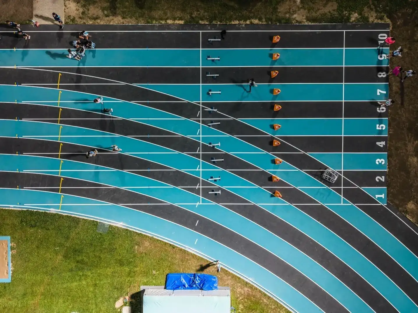 La superficie es homologada por World Athletics y cuenta con un solado sintético de clase 1, similar al utilizado en París 2024 para los Juegos Olímpicos.
