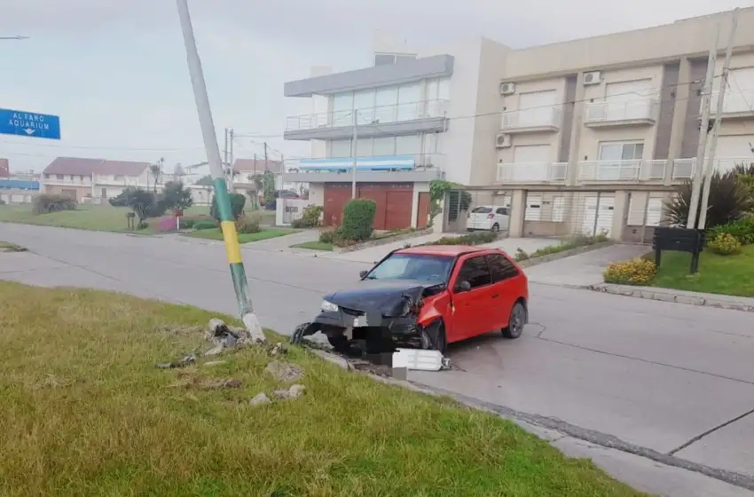 Se durmió y se incrustó contra un poste