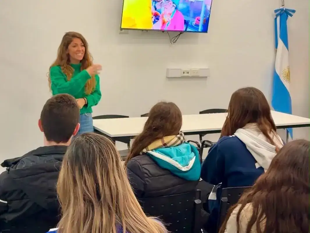 "Los jóvenes toman decisiones financieras todos los días", señaló Galnares. Foto: Gentileza