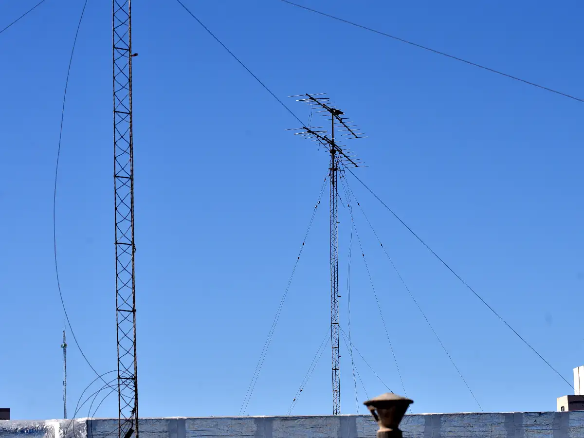 Un cielo lleno de antenas