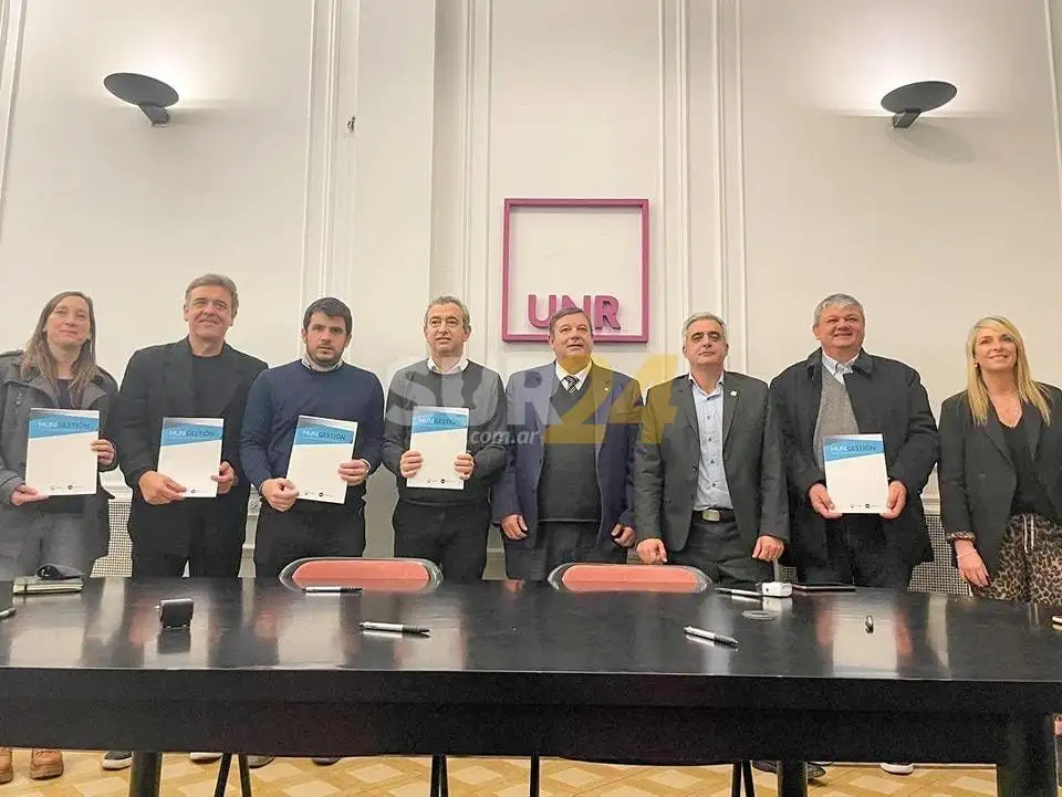 Chiarella firmó adhesión a programa de capacitación de UNR y UNL para municipios y comunas 