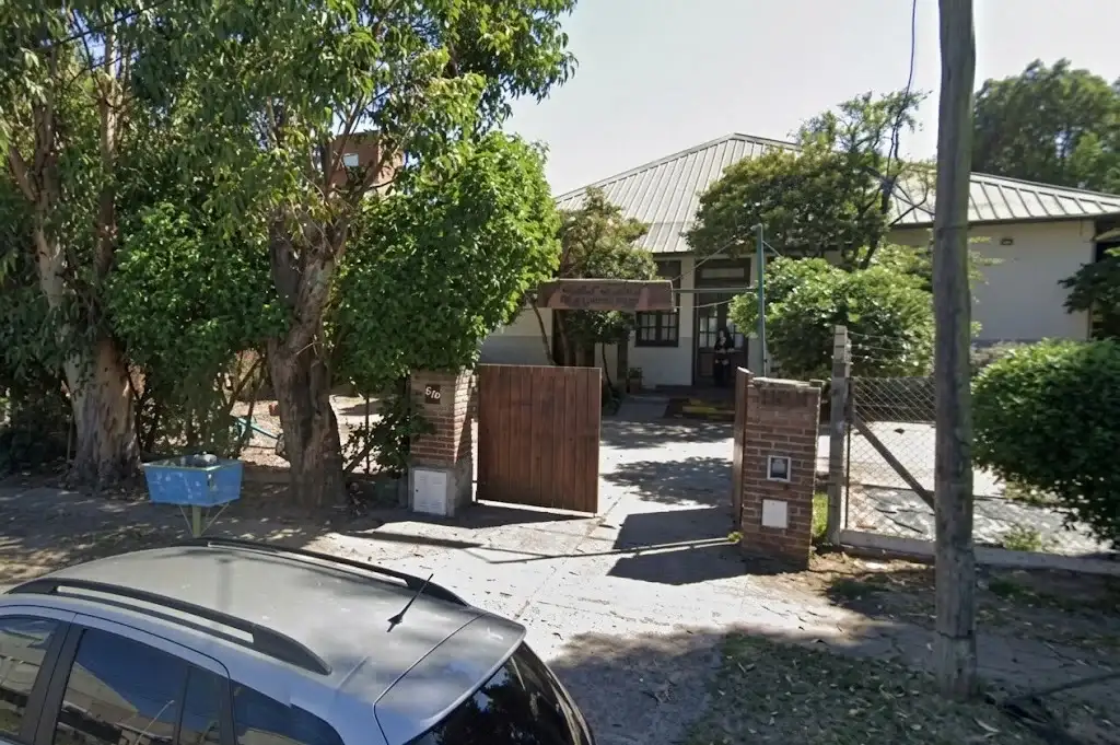Piden obras destinadas a moderar la velocidad de circulación, ordenar el tránsito y facilitar el cruce seguro de peatones, en cercanías de este jardín municipal..