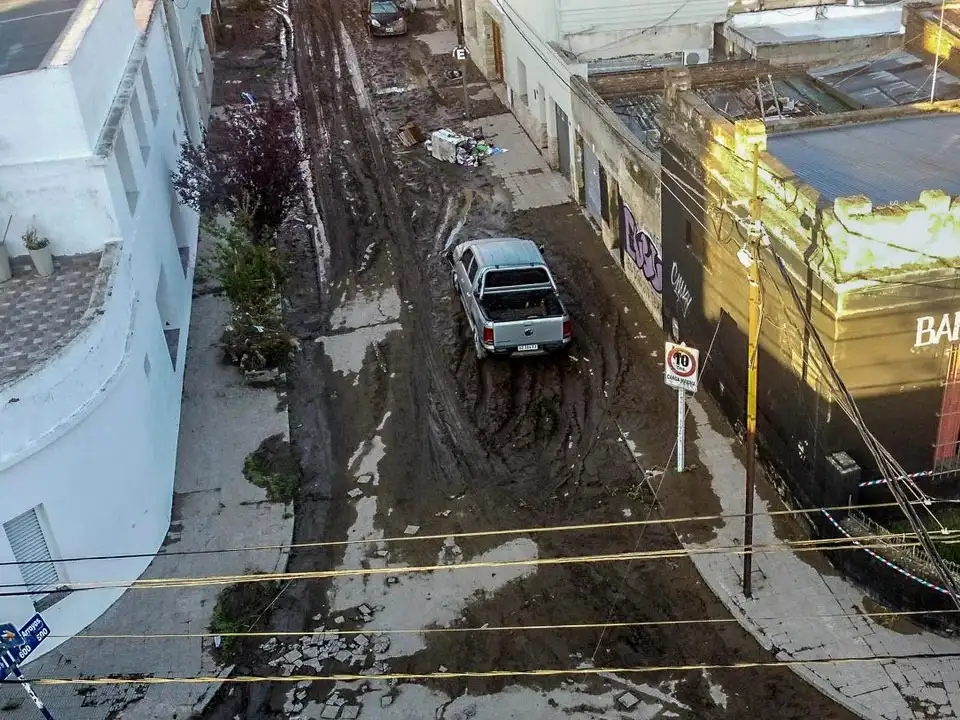 El temporal generó fuertes inundaciones y destrozos y provocó 16 muertes.
