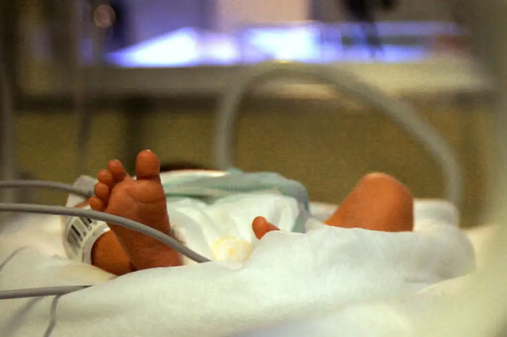 El niño sufre “insuficiencia respiratoria en asistencia mecánica, síndrome de hipoxia, más test de cocaína positivo"