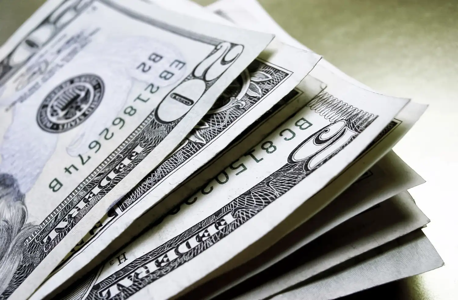 El dólar marcó un nuevo récord y llegó a los $17