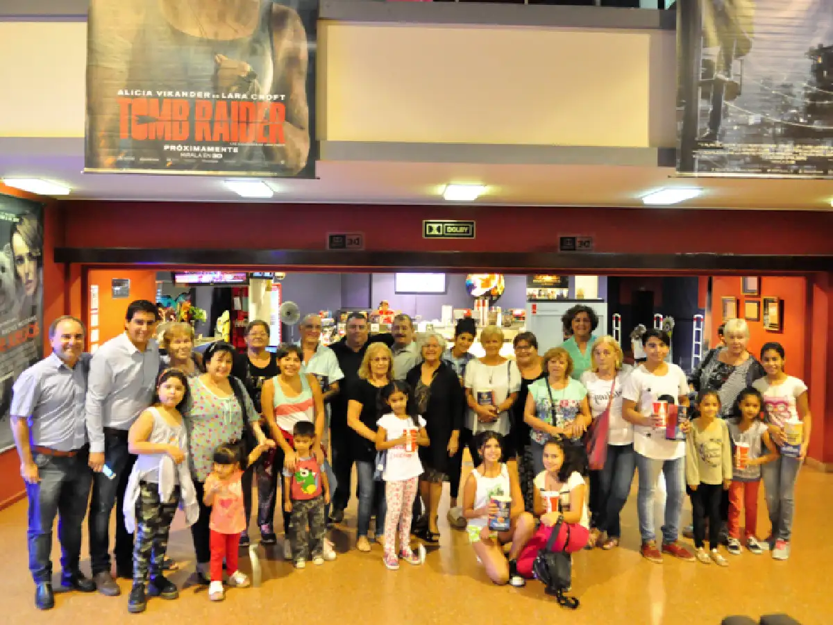 Abuelos y nietos disfrutaron una tarde gratis en el cine
